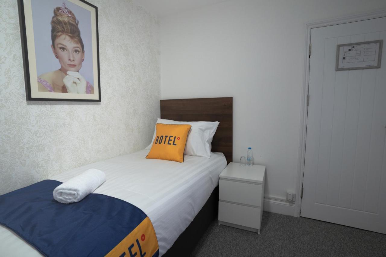 Oyo Brunel Hotel Uxbridge Bagian luar foto